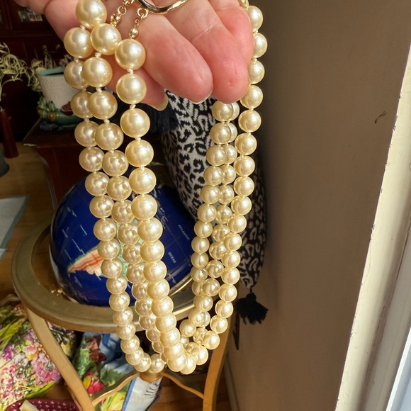 Vintage KJL Kenneth Jay Lane Triple Strand Faux Pearl Necklace with Signed Clasp - Picture 4 of 5